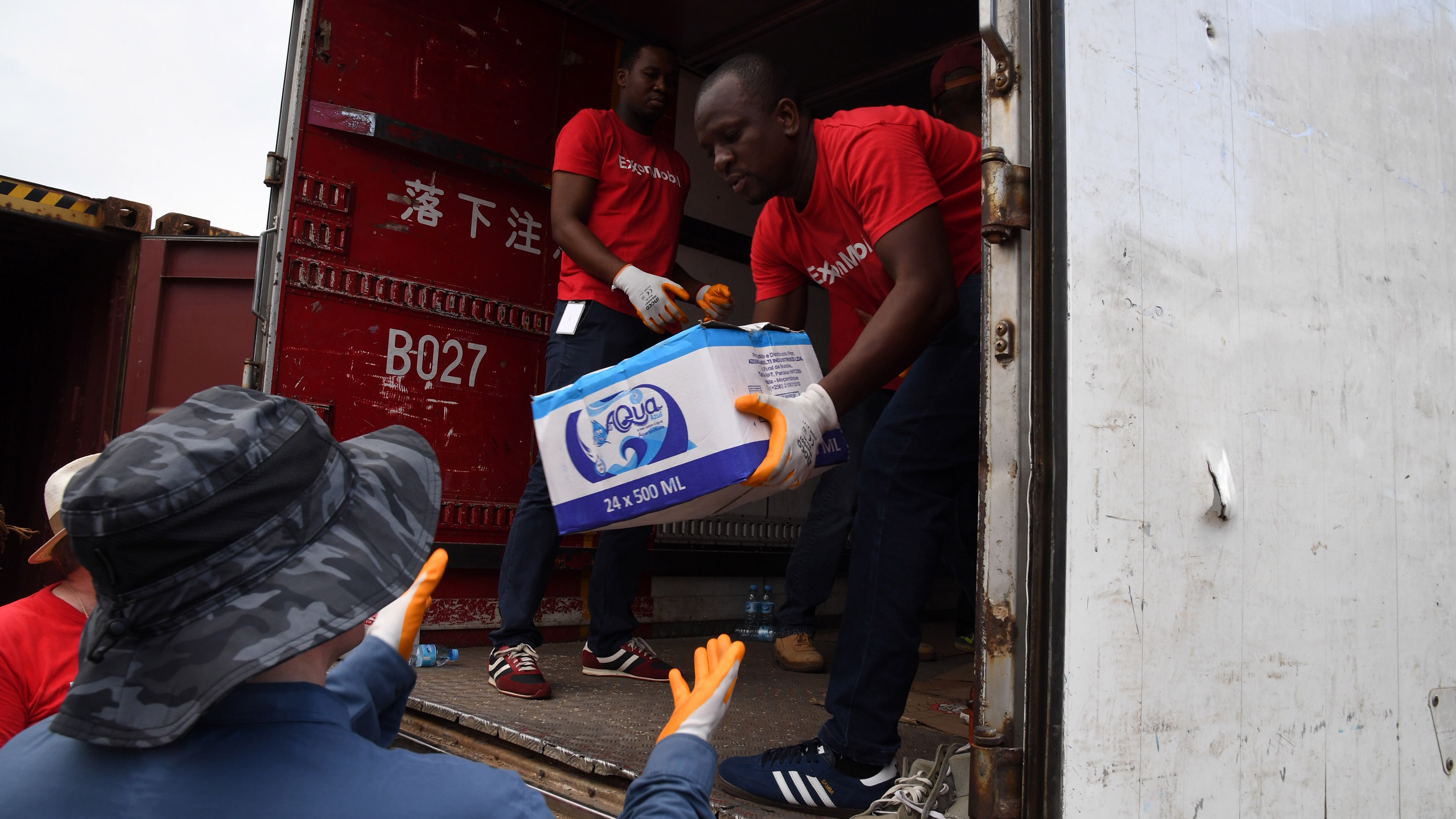 Image Photo – ExxonMobil Mozambique employees assisting in relief efforts following Cyclone Idai.