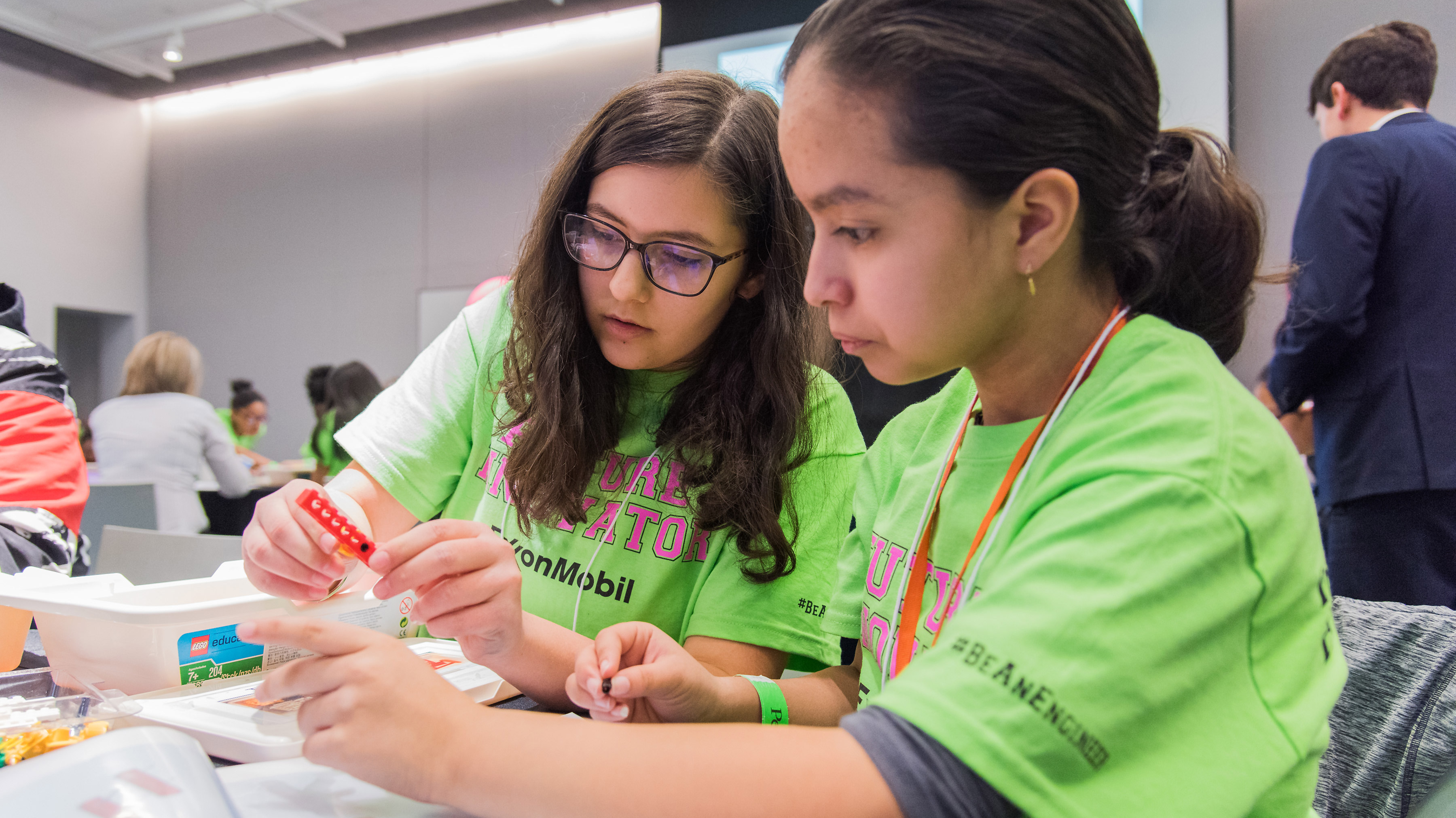 Image Photo – Participants at the ExxonMobil Introduce a Girl to Engineering Program in Dallas, Texas.